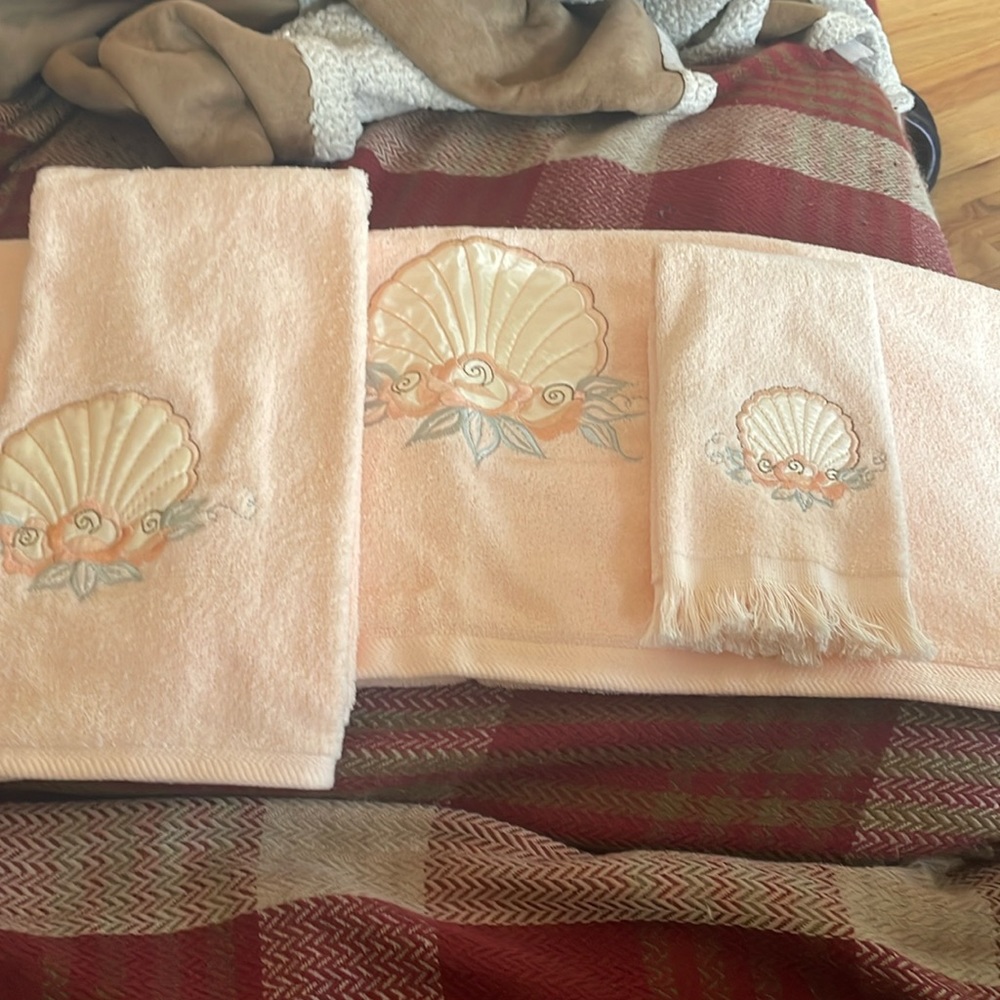 NWT Home Innovations 3 piece Bath Set